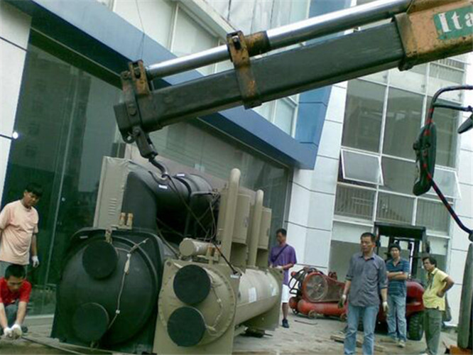 萧山区随车吊和汽车吊的核心区别是什么？哪种更省钱？